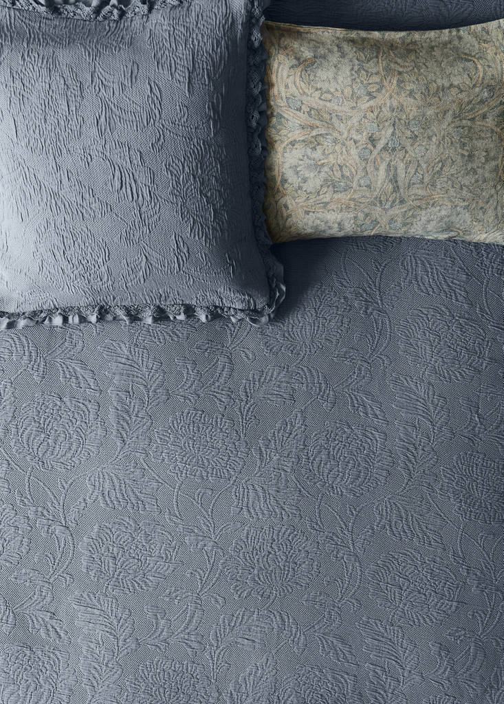 Tagesdecke aus Baumwolljacquard mit Blumenmuster und Volant, Bett 130/150 cm — Blau