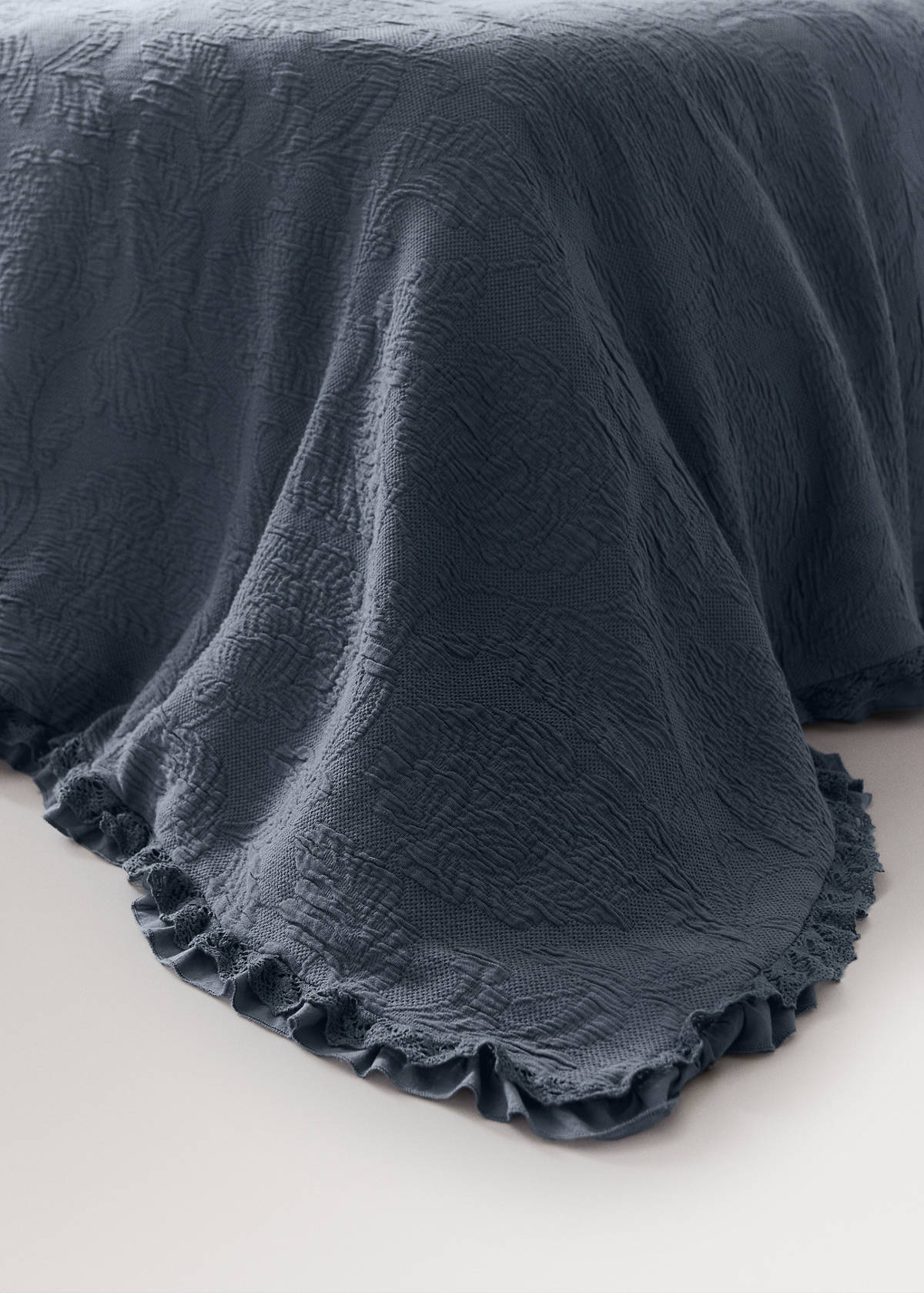Tagesdecke aus Baumwolljacquard mit Blumenmuster und Volant, Bett 130/150 cm — Blau