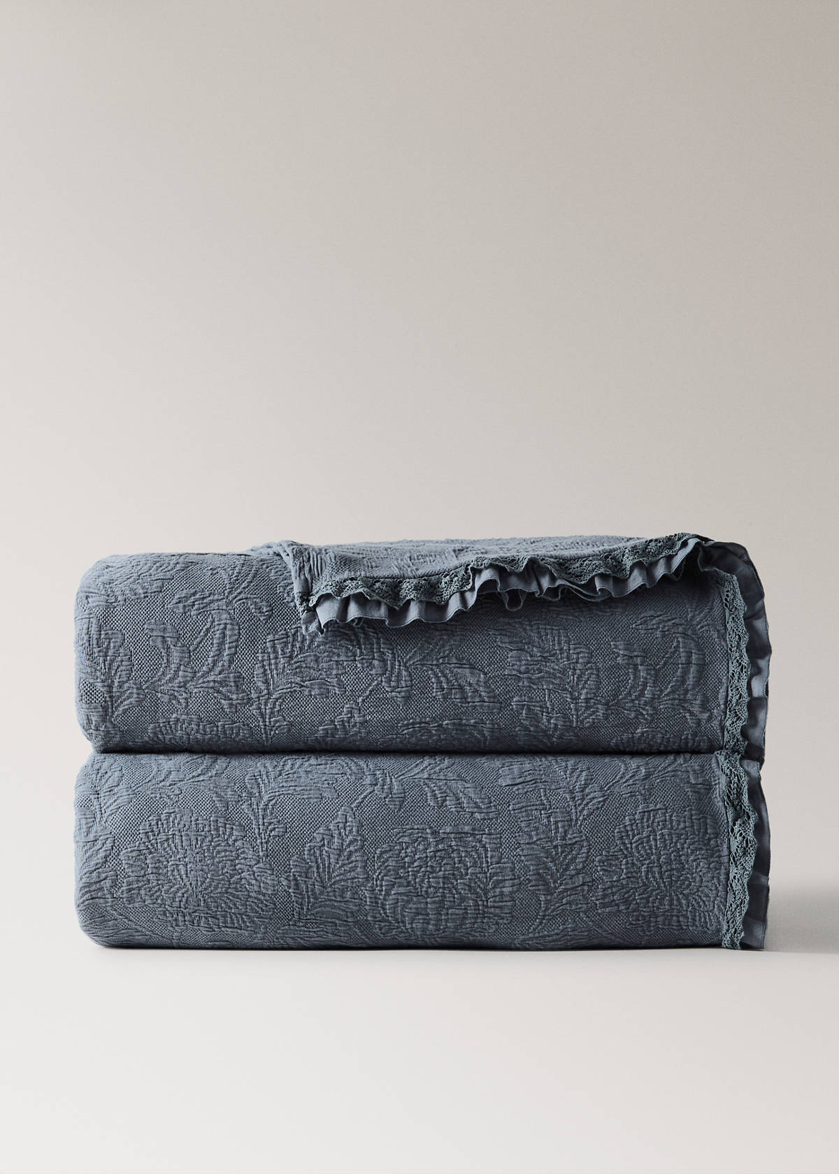 Tagesdecke aus Baumwolljacquard mit Blumenmuster und Volant, Bett 130/150 cm — Blau
