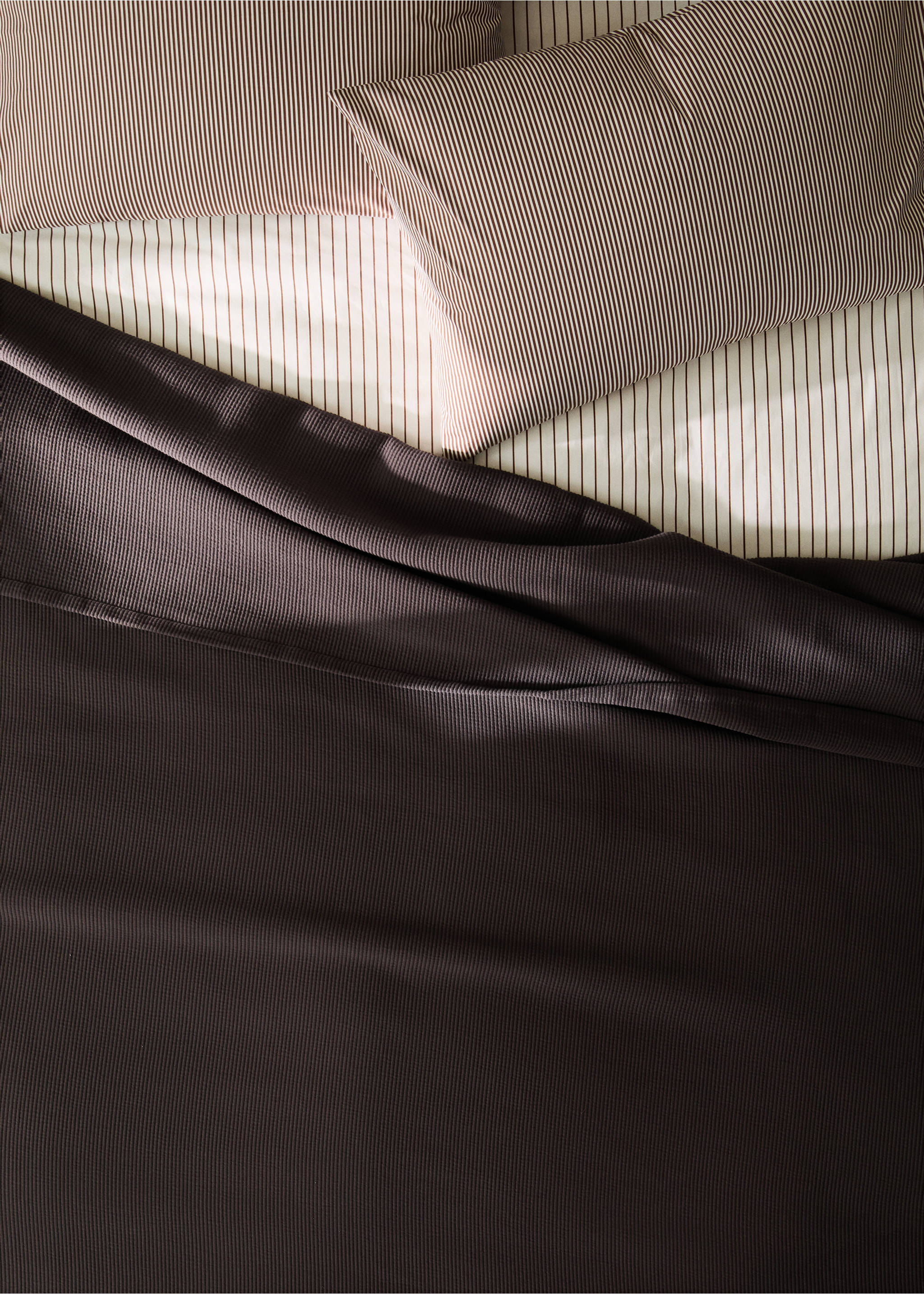 Cotton bedspread, textured relief, garment-dyed, 180/200 cm bed - Details of the article 7, Chocolate. Ref: 37052951-00.