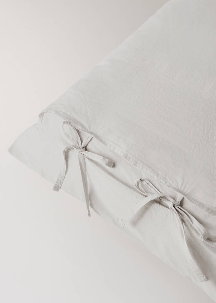 Two washed cotton pillowcases with tie closures 50x75 cm — Sand