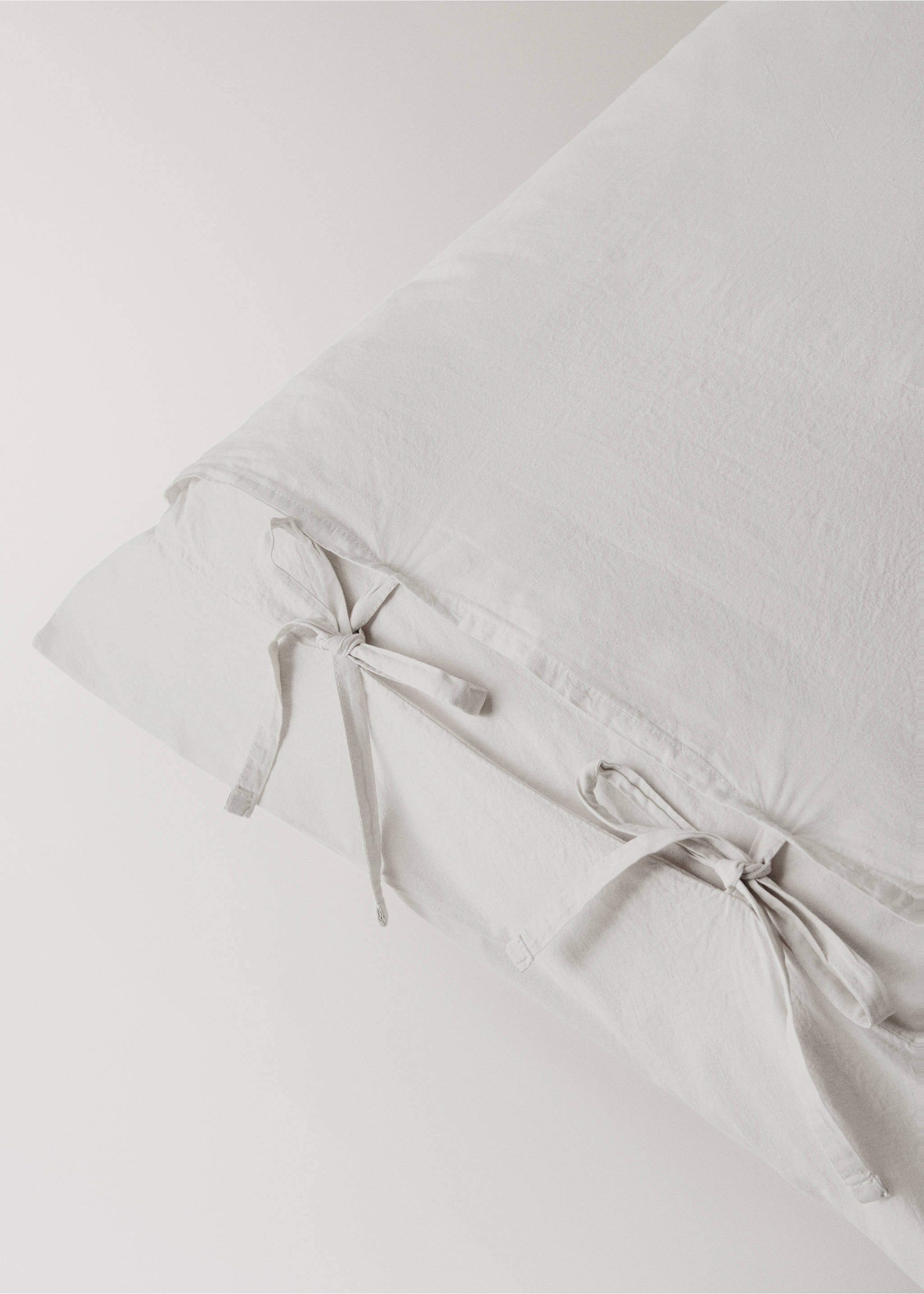 Two washed cotton pillowcases with tie closures 50x75 cm - Details of the article 1, Sand. Ref: 37053064-00.