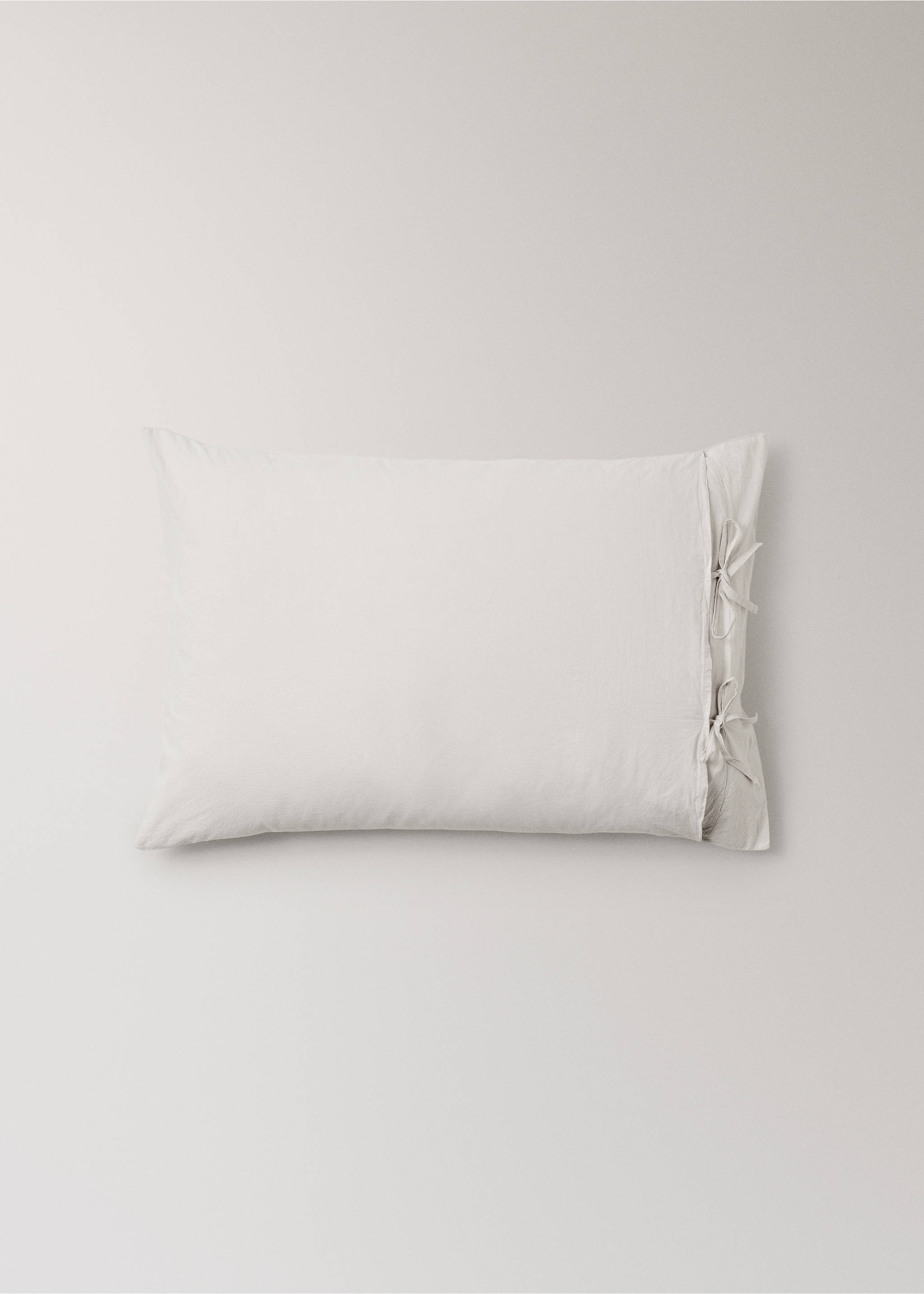 Two washed cotton pillowcases with tie closures 50x75 cm - Details of the article 2, Sand. Ref: 37053064-00.