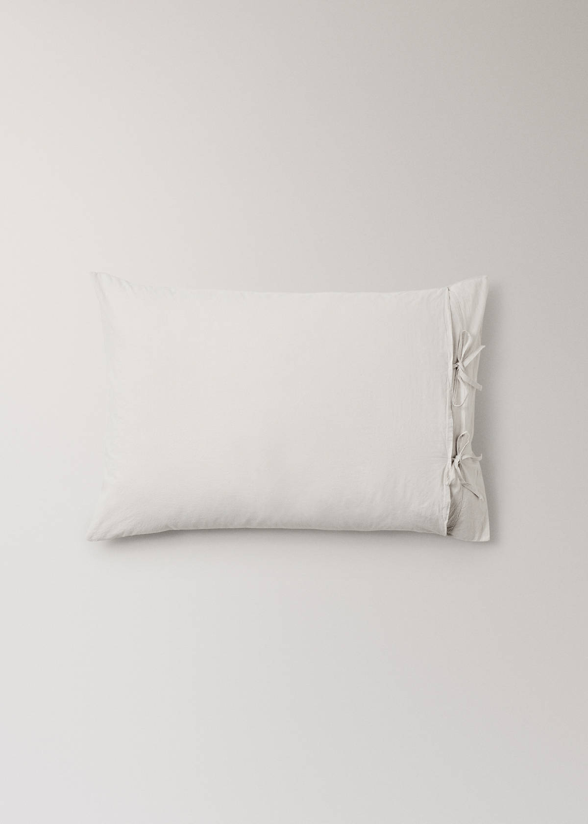 Two washed cotton pillowcases with tie closures 50x75 cm — Sand
