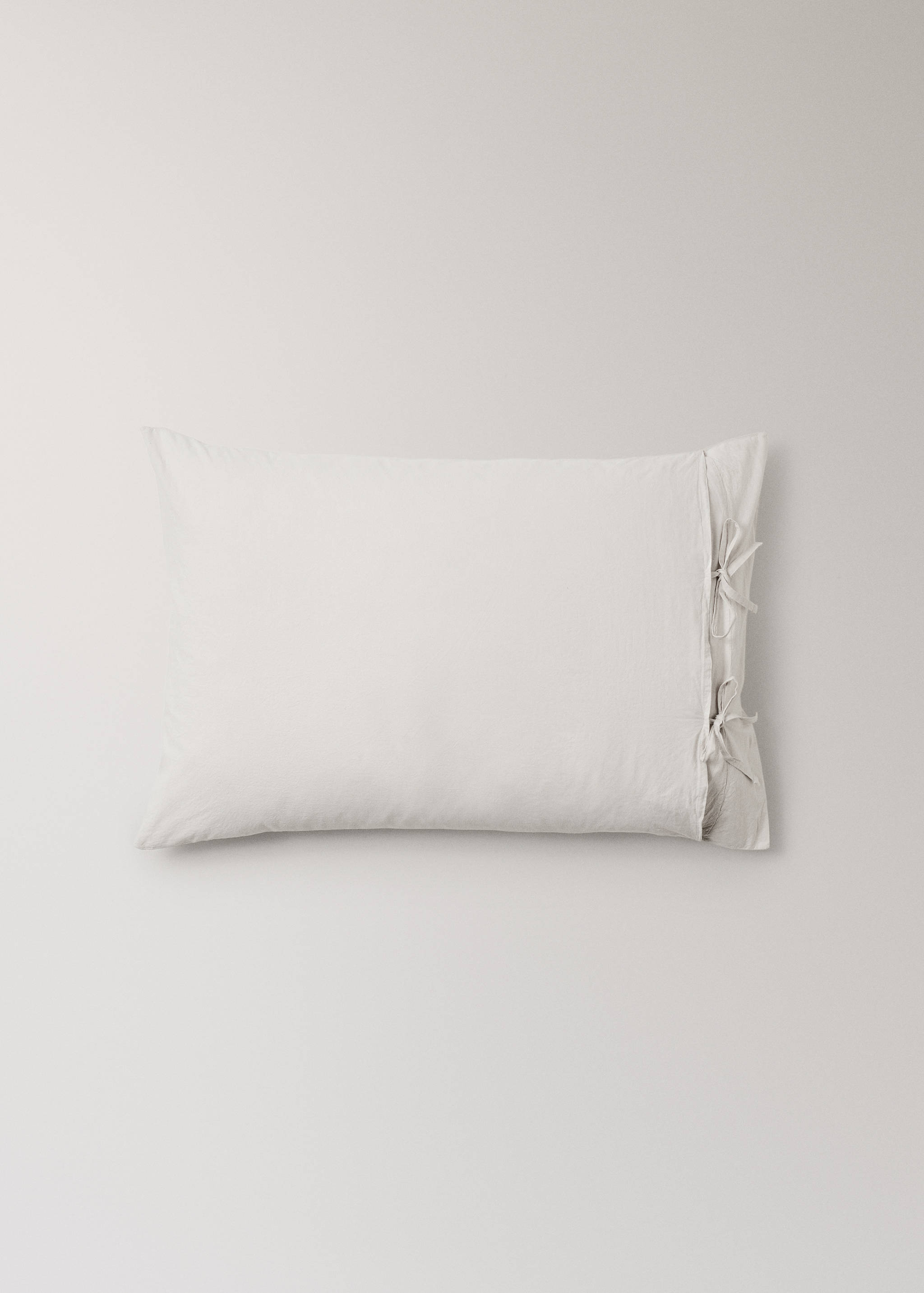 Two washed cotton pillowcases with tie closures 50x75 cm - Details of the article 2