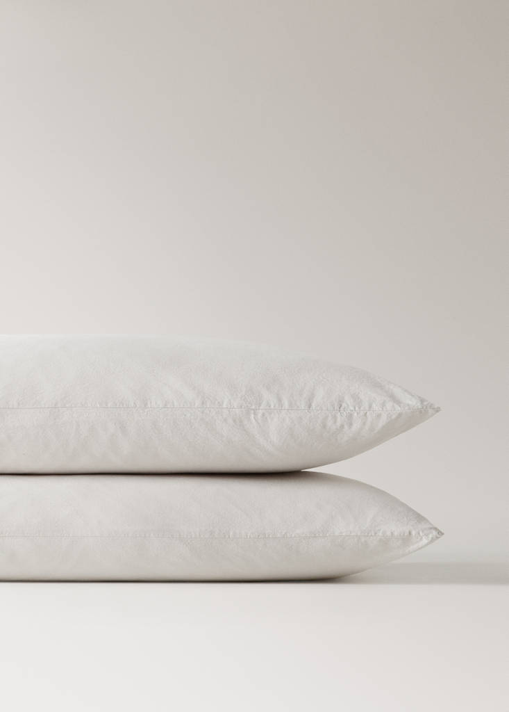 Two washed cotton pillowcases with tie closures 50x75 cm — Sand
