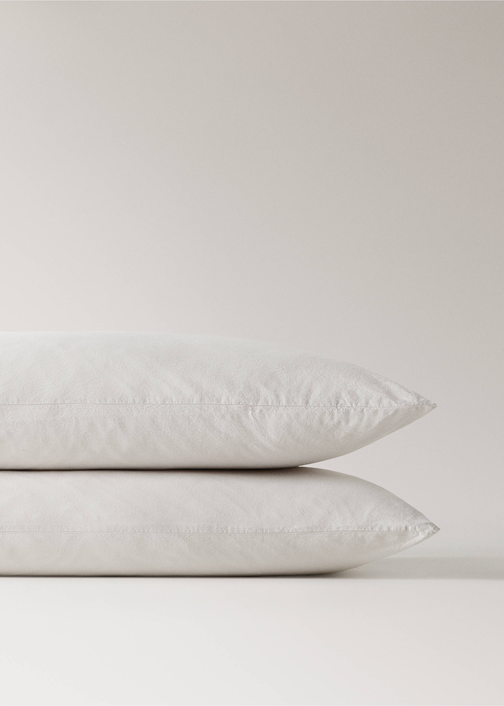 Two washed cotton pillowcases with tie closures 50x75 cm - Details of the article 3, Sand. Ref: 37053064-00.