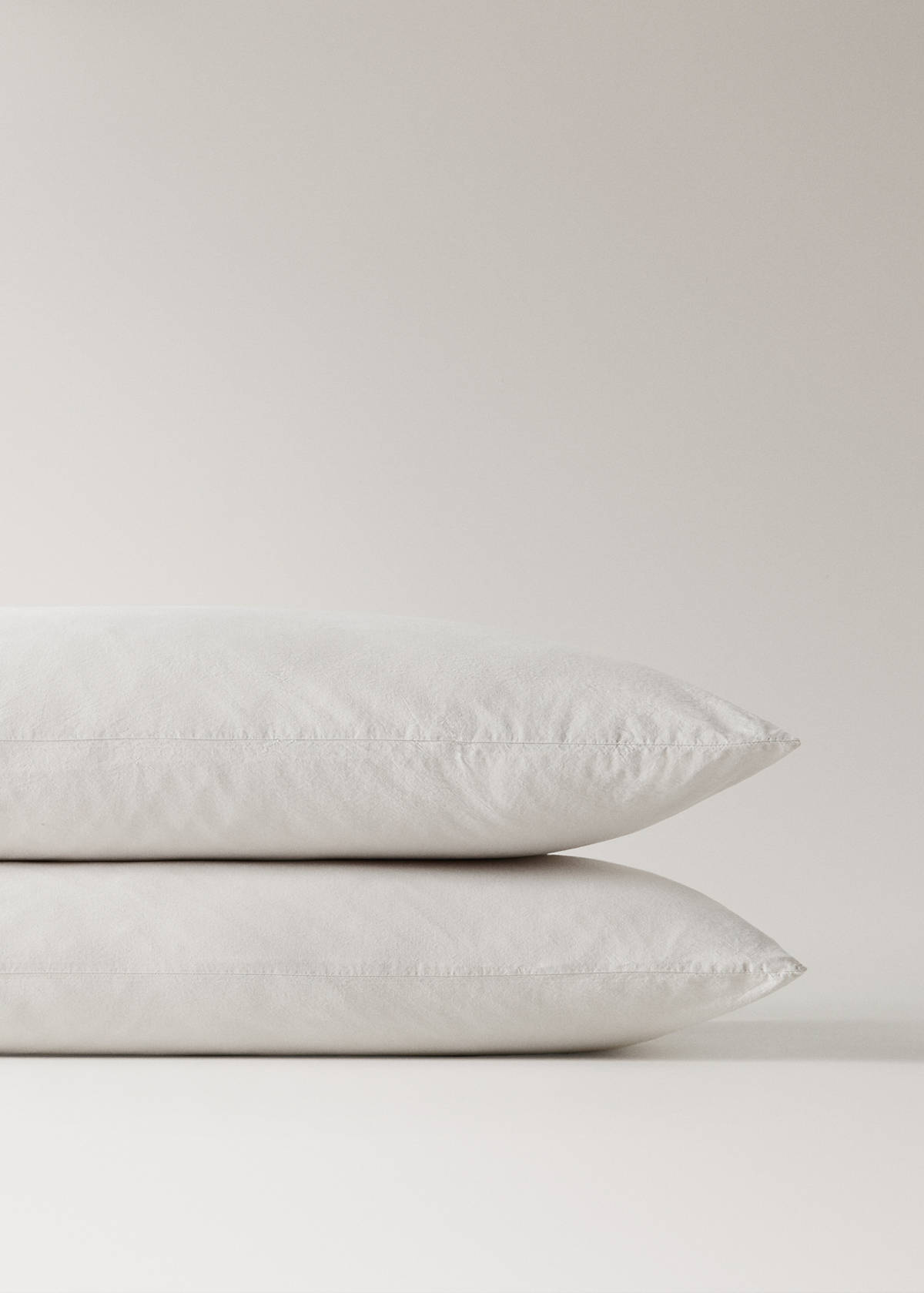 Two washed cotton pillowcases with tie closures 50x75 cm — Sand