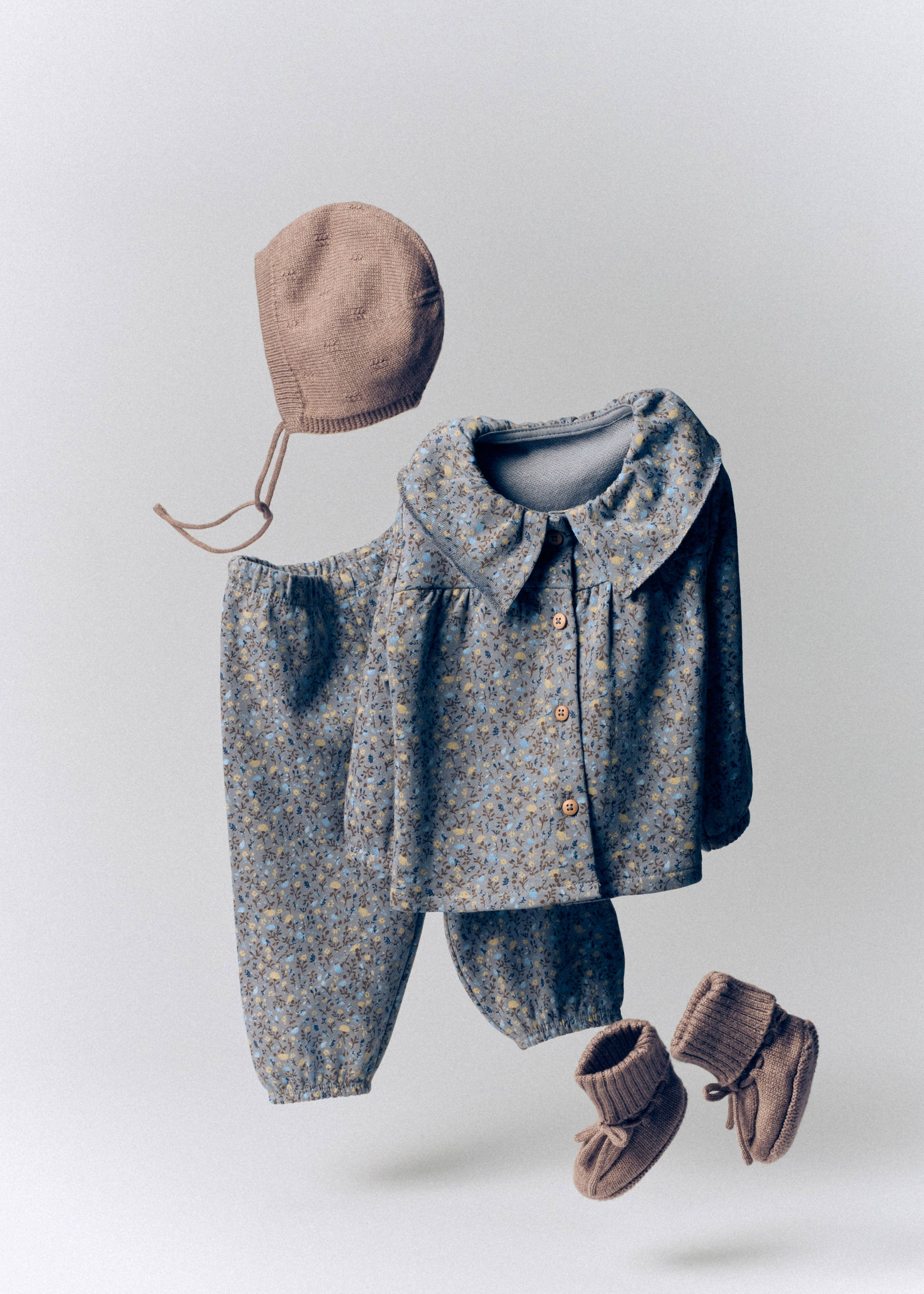 Knitted booties with bow - Details of the article 5, Burgundy. Ref: 37053282-00.