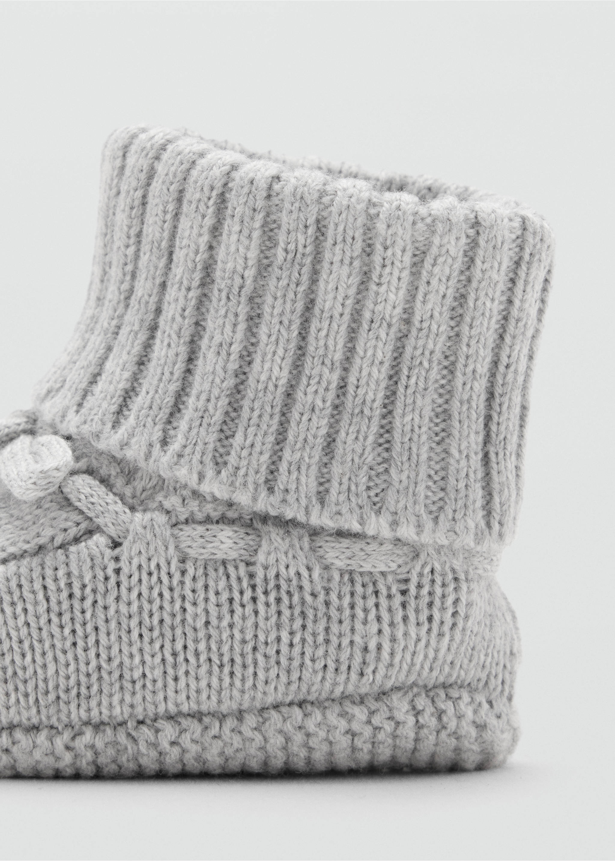 Knitted booties with bow - Details of the article 8, Medium Heather Grey. Ref: 37053282-00.