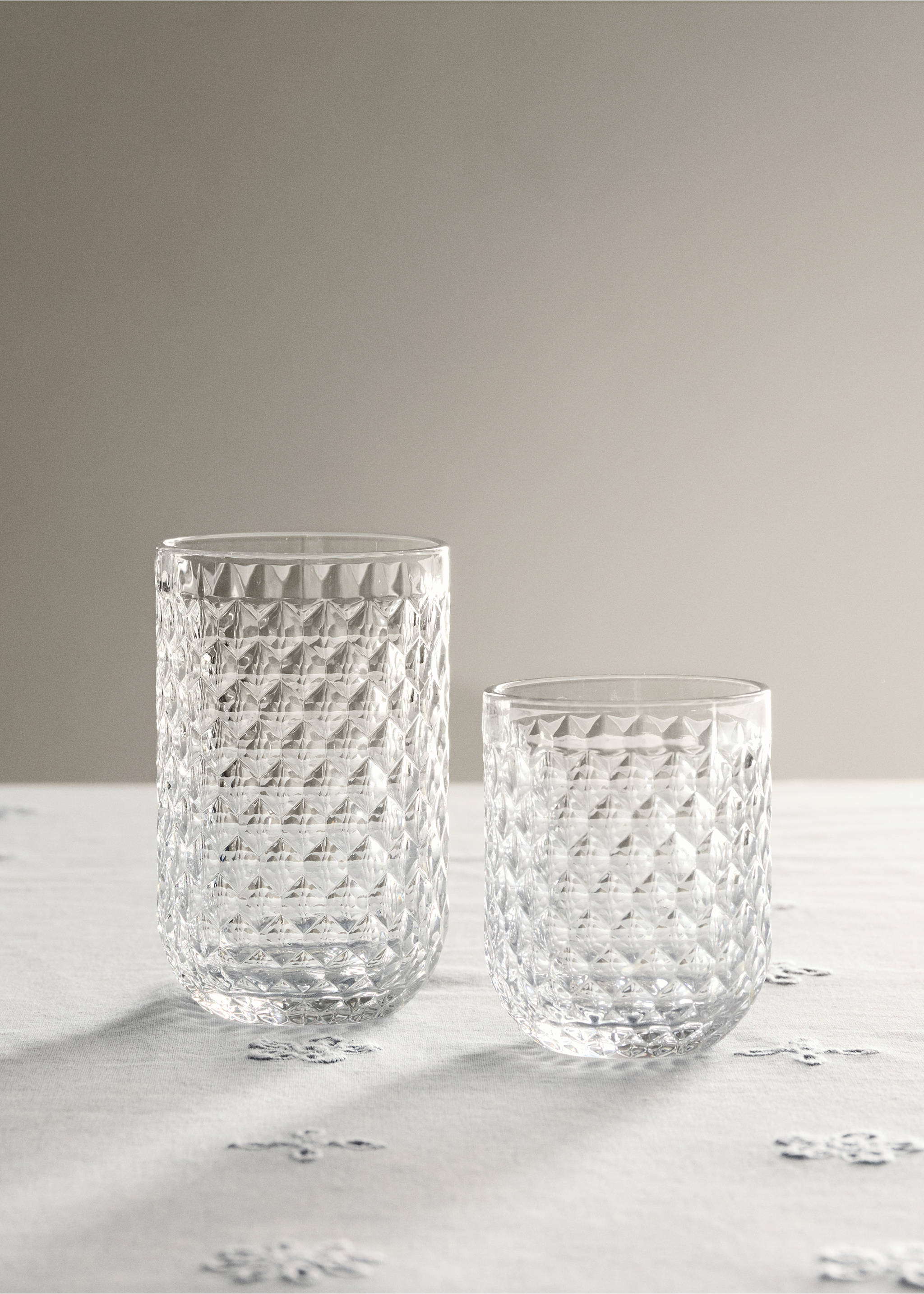 Two transparent glass tumblers with a geometric diamond-cut texture., Black. Ref: 37053286-00.