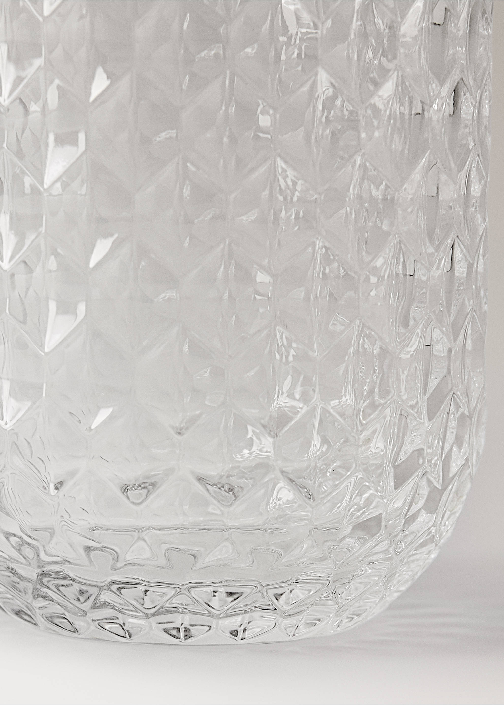 Clear glass tumbler with a faceted geometric relief pattern., Black. Ref: 37053286-00.