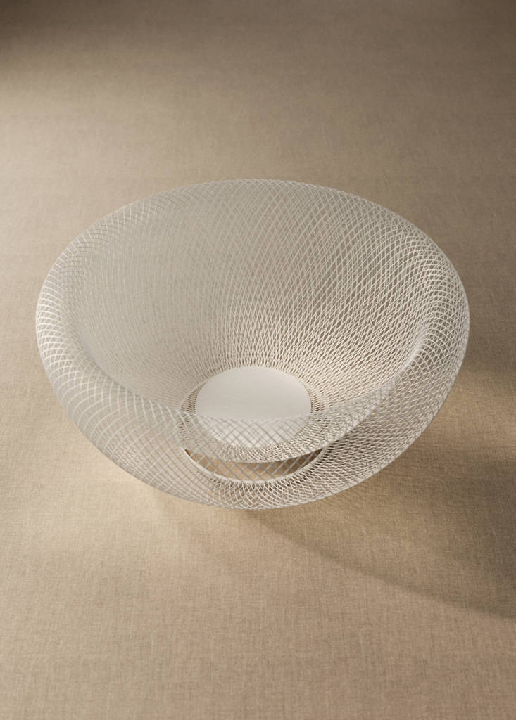 Medium iron serving dish with rack — Off White