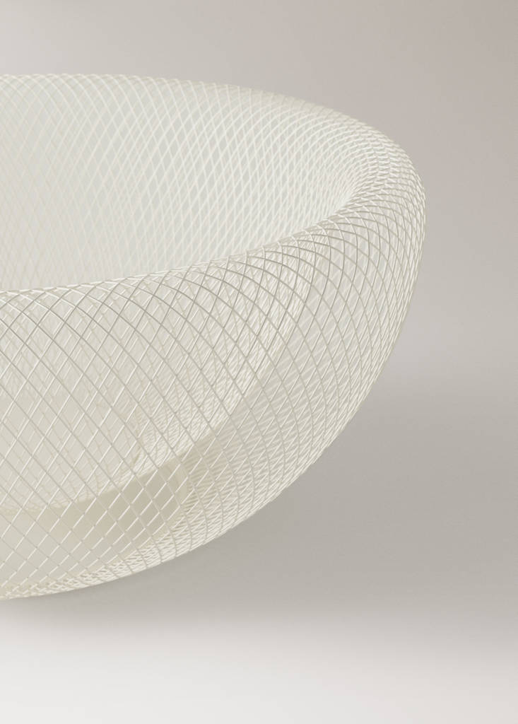 Medium iron serving dish with rack — Off White