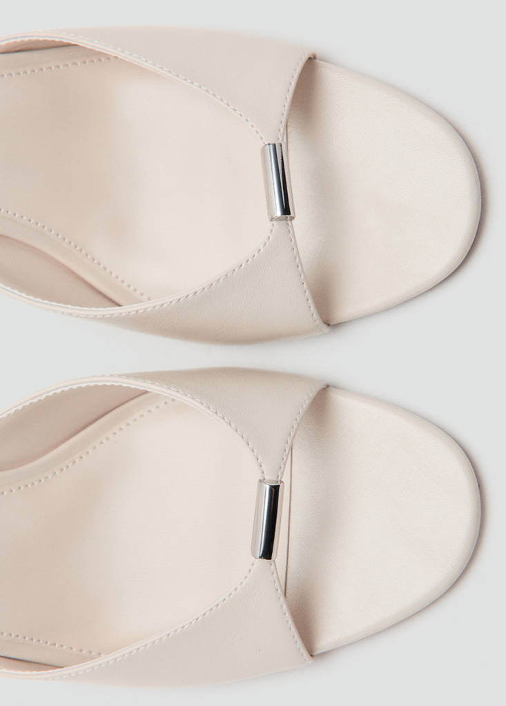 Heeled sandals with metallic detail — Ecru