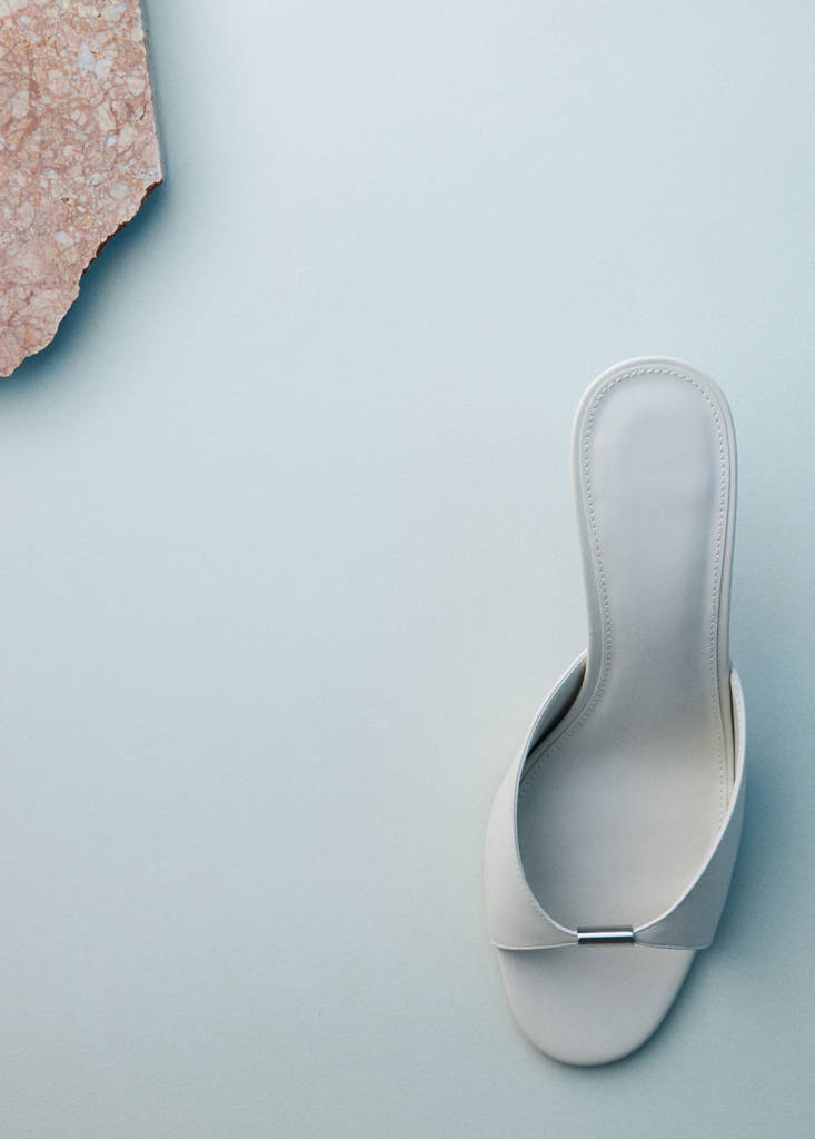Heeled sandals with metallic detail — Ecru