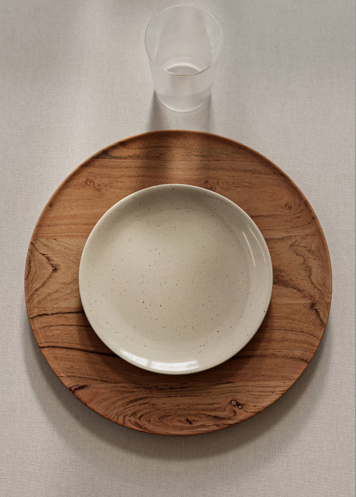 Wooden charger plate with cut-out detail on the edge — Brown