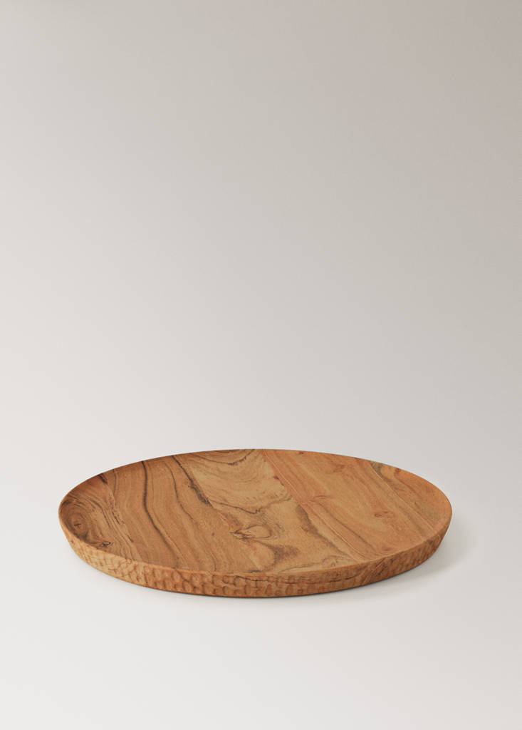 Wooden charger plate with cut-out detail on the edge — Brown