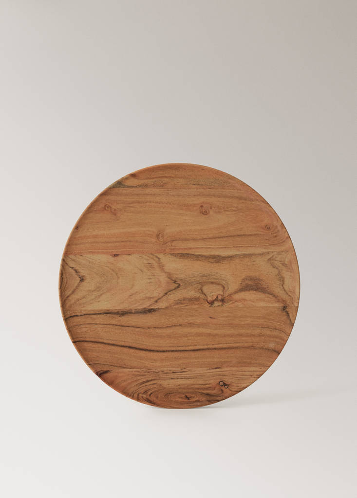 Wooden charger plate with cut-out detail on the edge — Brown