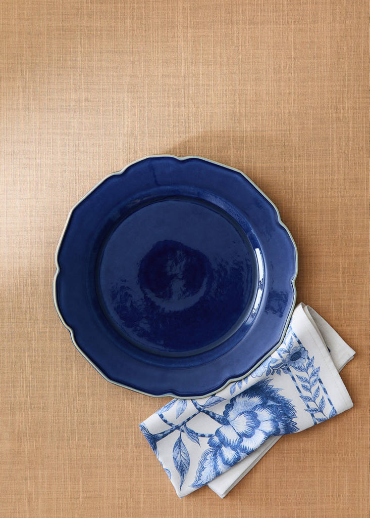 Stoneware flat plate with wavy design — Vibrant blue