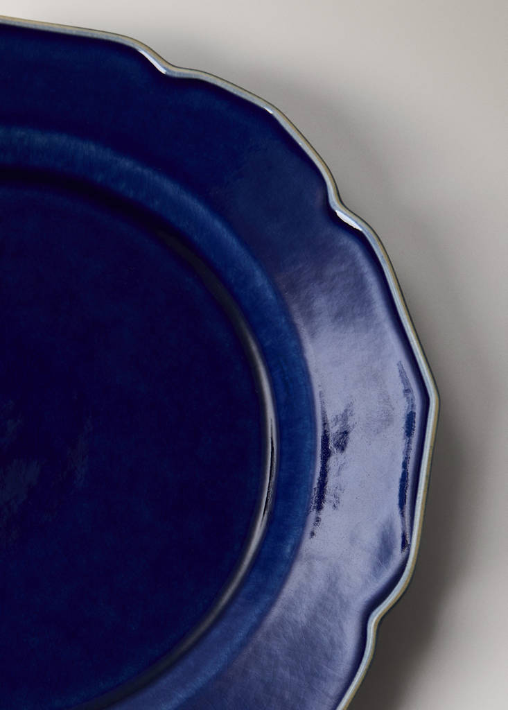 Stoneware flat plate with wavy design — Vibrant blue