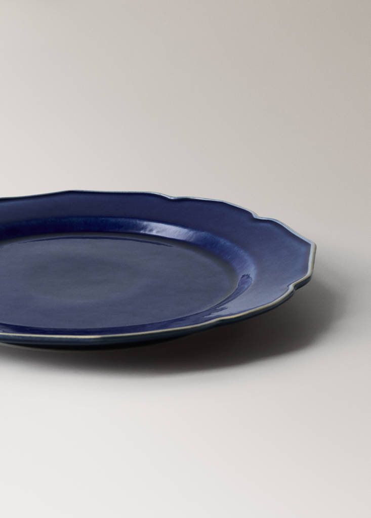 Stoneware flat plate with wavy design — Vibrant blue