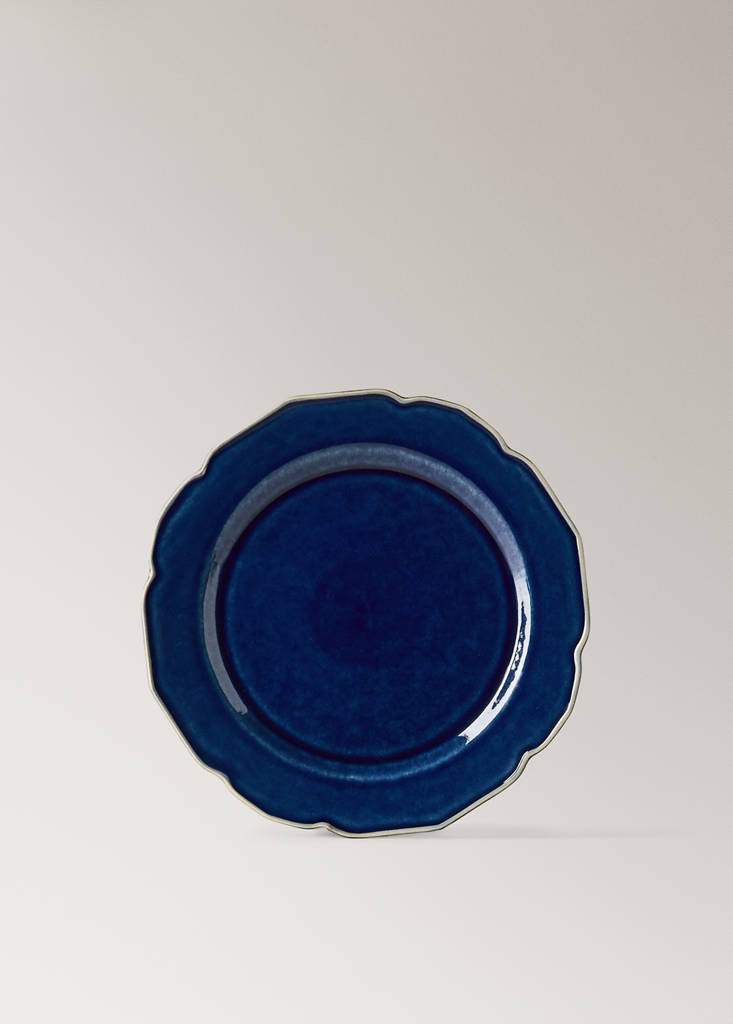 Stoneware flat plate with wavy design — Vibrant blue