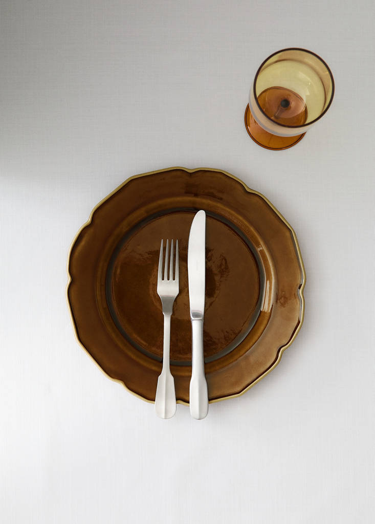 Stoneware flat plate with wavy design — Leather