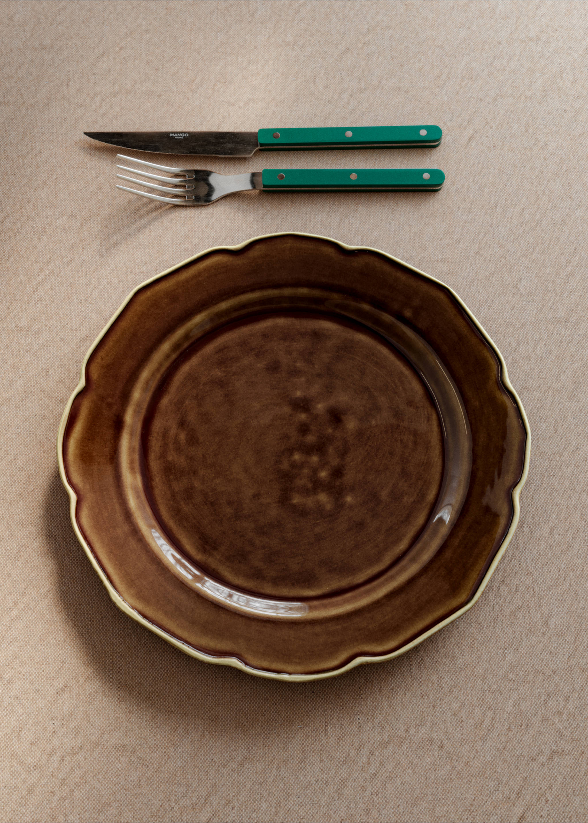 Stoneware flat plate with wavy design - General plane, Leather. Ref: 37053309-00.