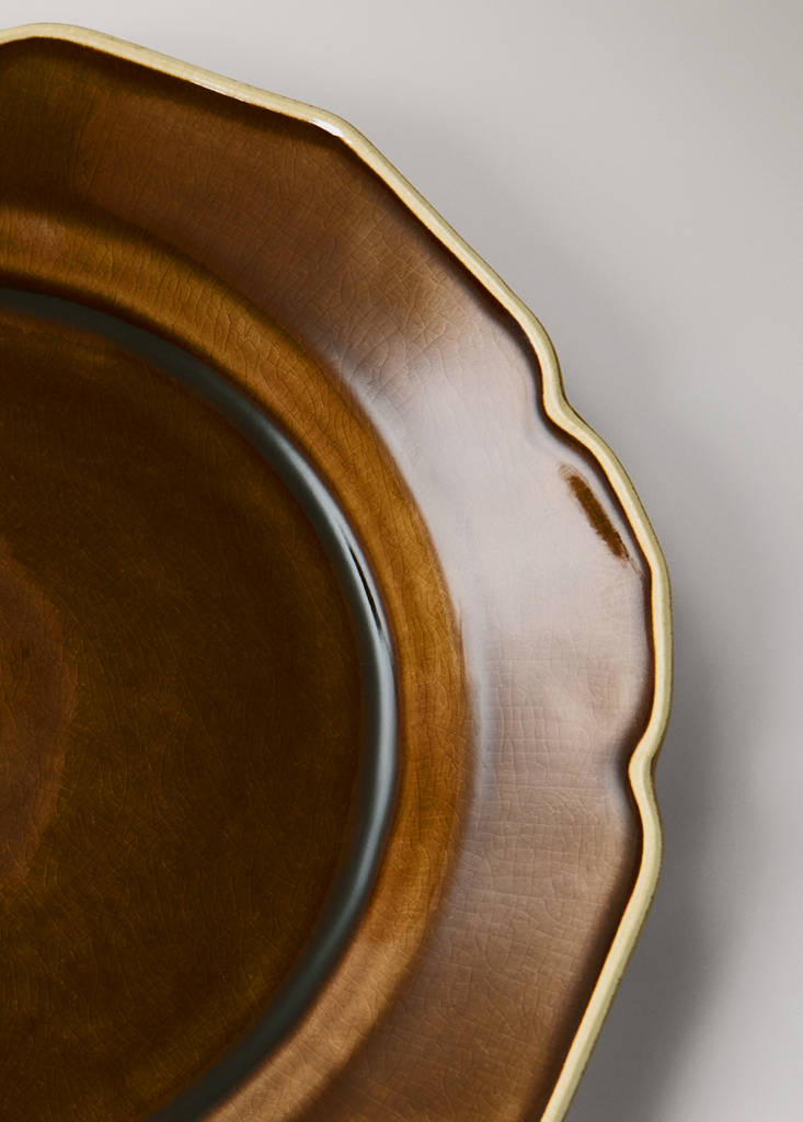 Stoneware flat plate with wavy design — Leather