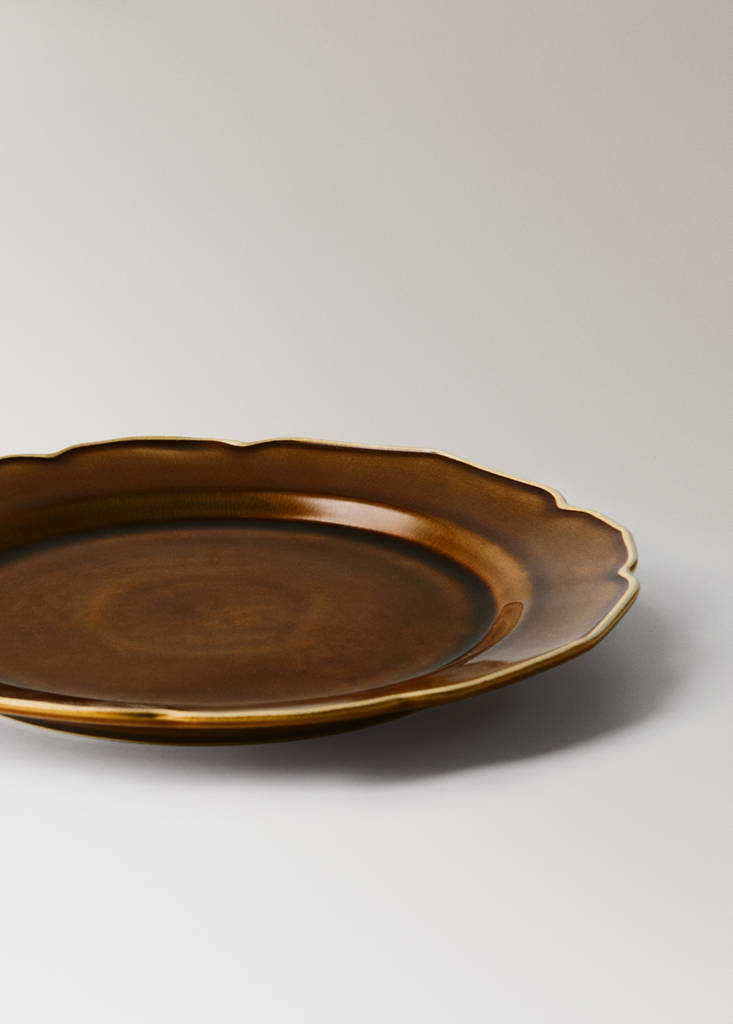 Stoneware flat plate with wavy design — Leather