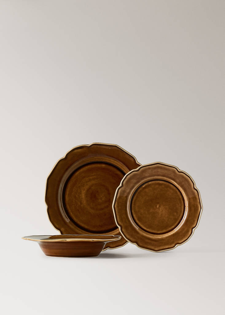 Stoneware flat plate with wavy design — Leather