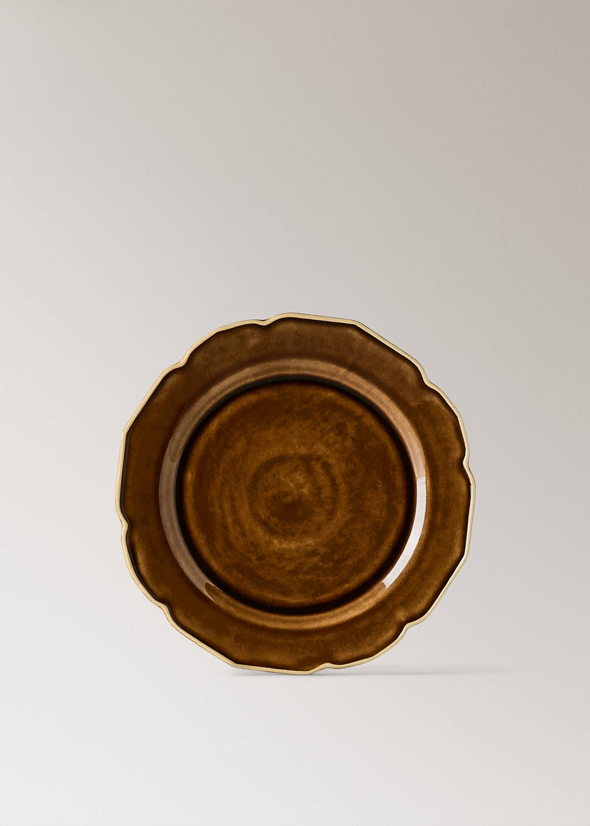 Stoneware flat plate with wavy design — Leather