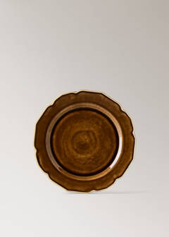 Stoneware flat plate with wavy design — Leather 6