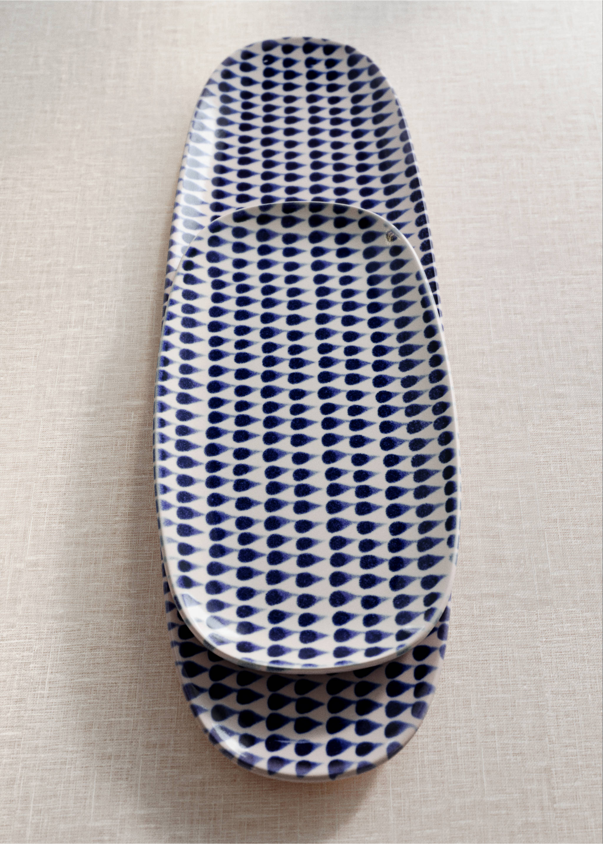 Small printed oval stoneware dish - General plane, Night Blue. Ref: 37053311-00.