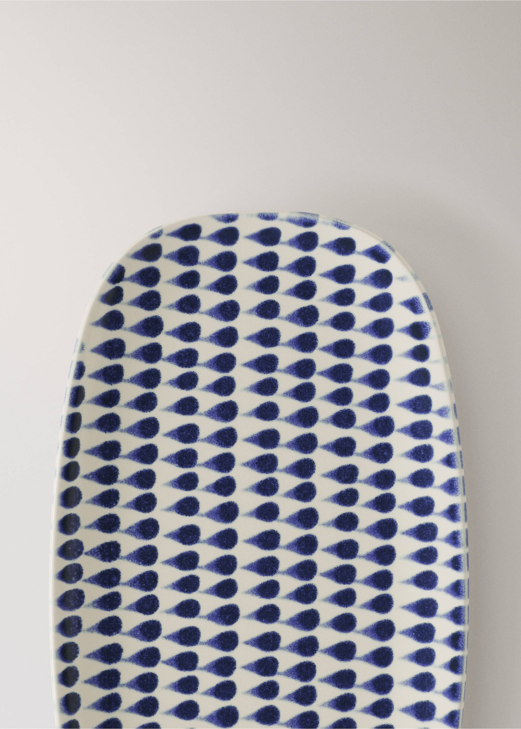 Small printed oval stoneware dish - Details of the article 2, Night Blue. Ref: 37053311-00.