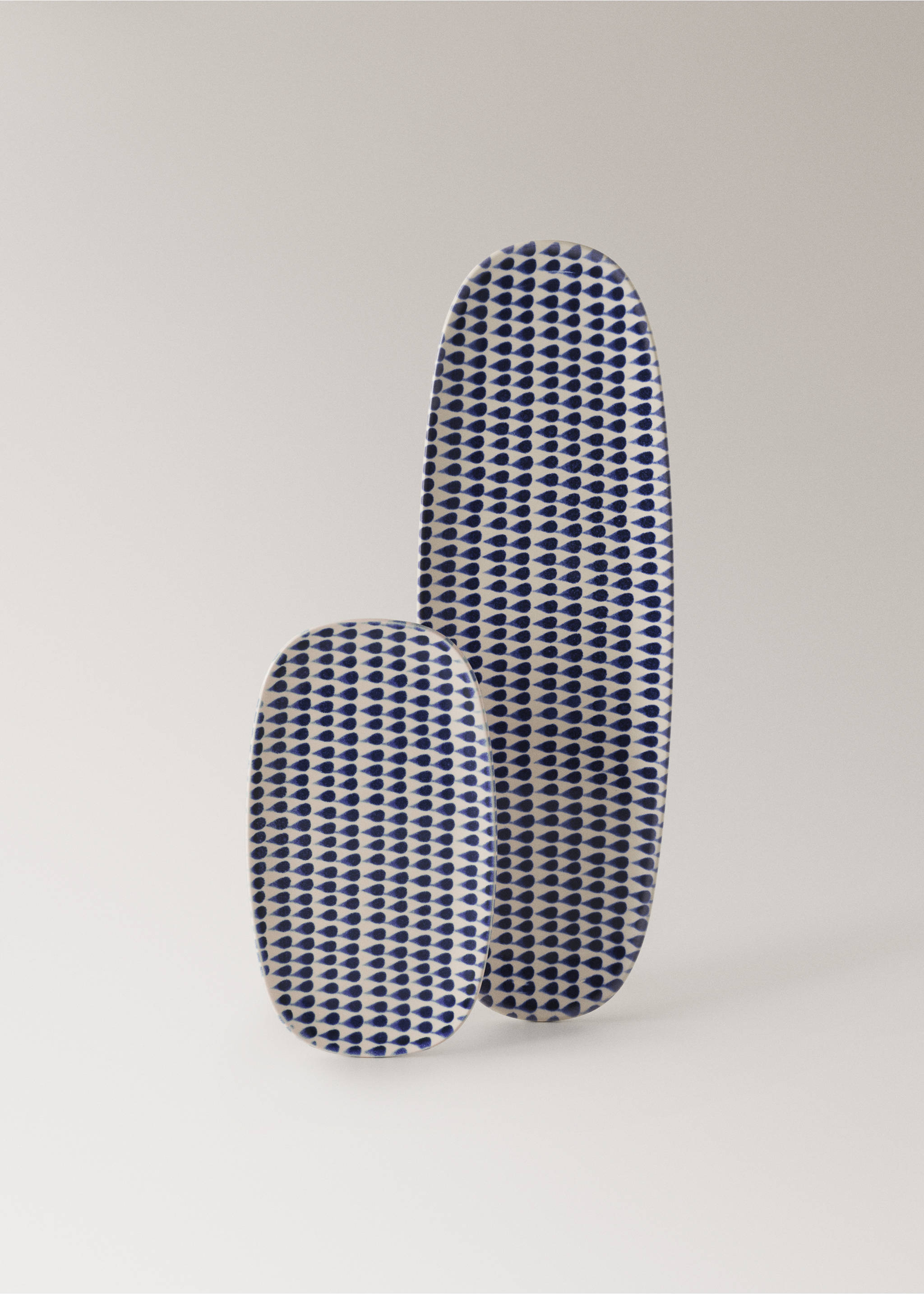 Small printed oval stoneware dish - Details of the article 9, Night Blue. Ref: 37053311-00.