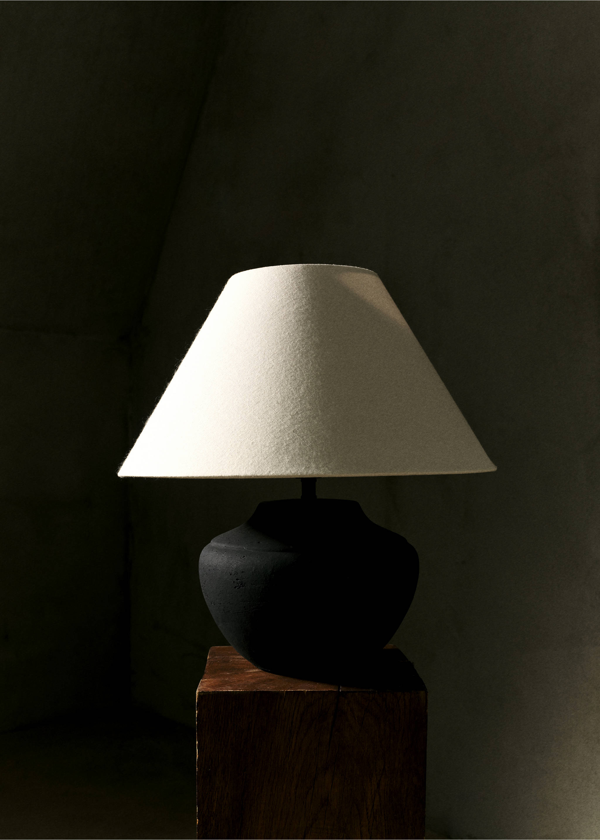 Table lamp with a black ceramic base and off-white shade., Black. Ref: 37053860-00.