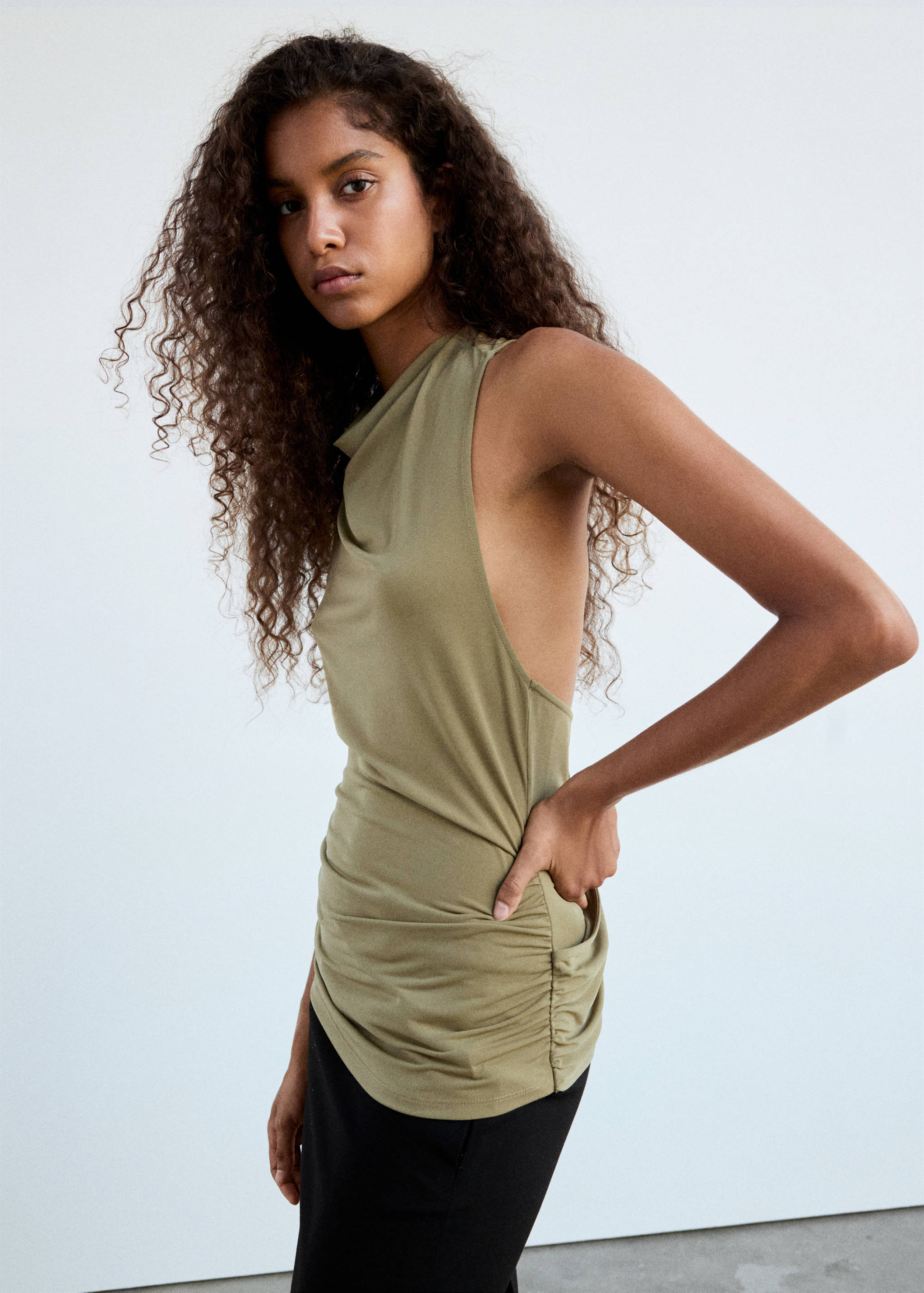 Blusa drapeada asimétrica - Plano medio
