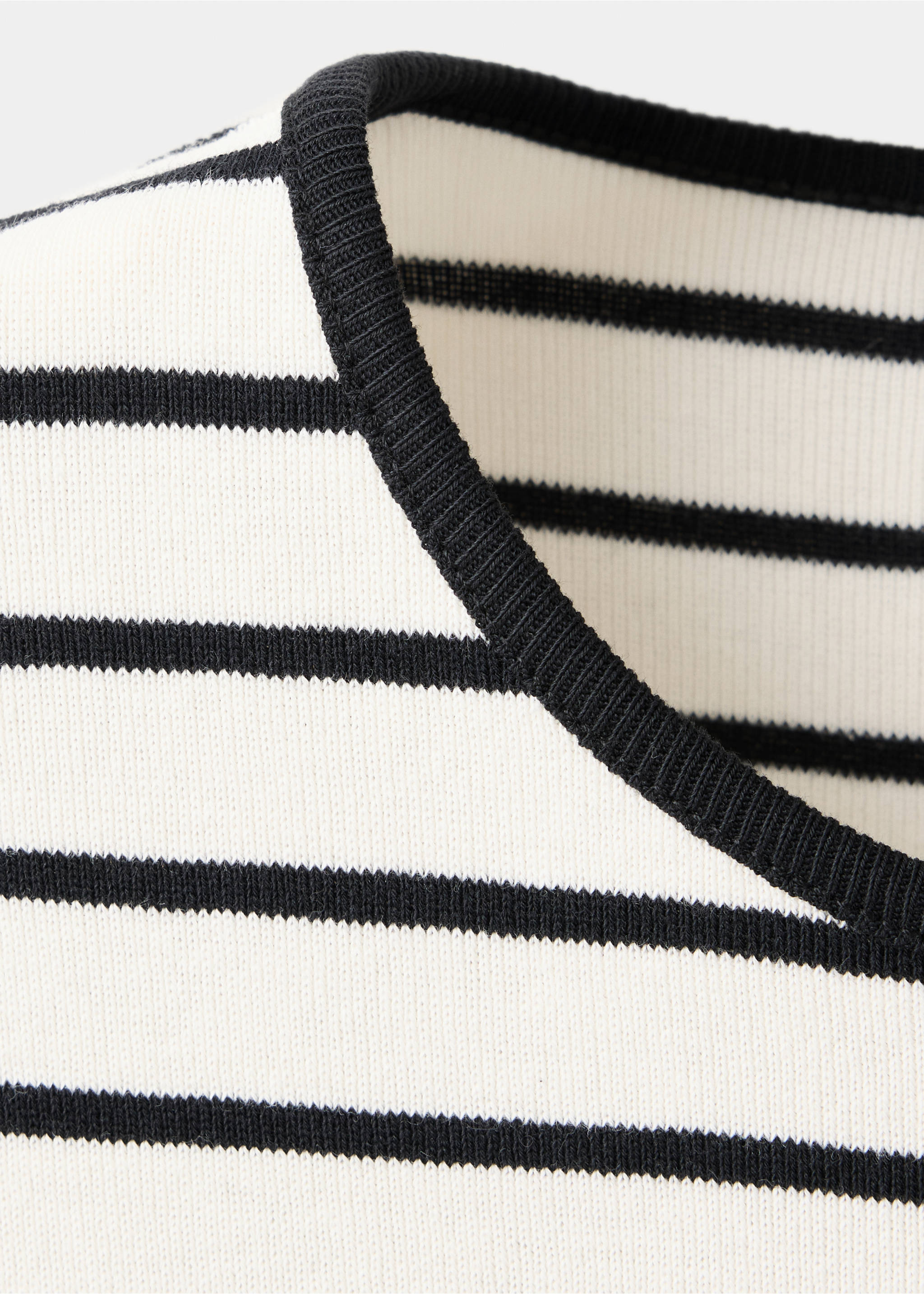 Cotton t-shirt with contrasting trim - Details of the article 8, Black. Ref: 37054076-00.