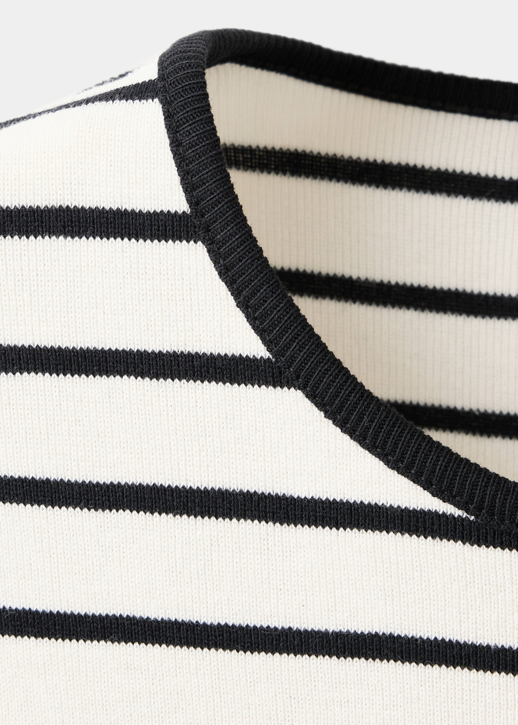 Cotton t-shirt with contrasting trim - Details of the article 8