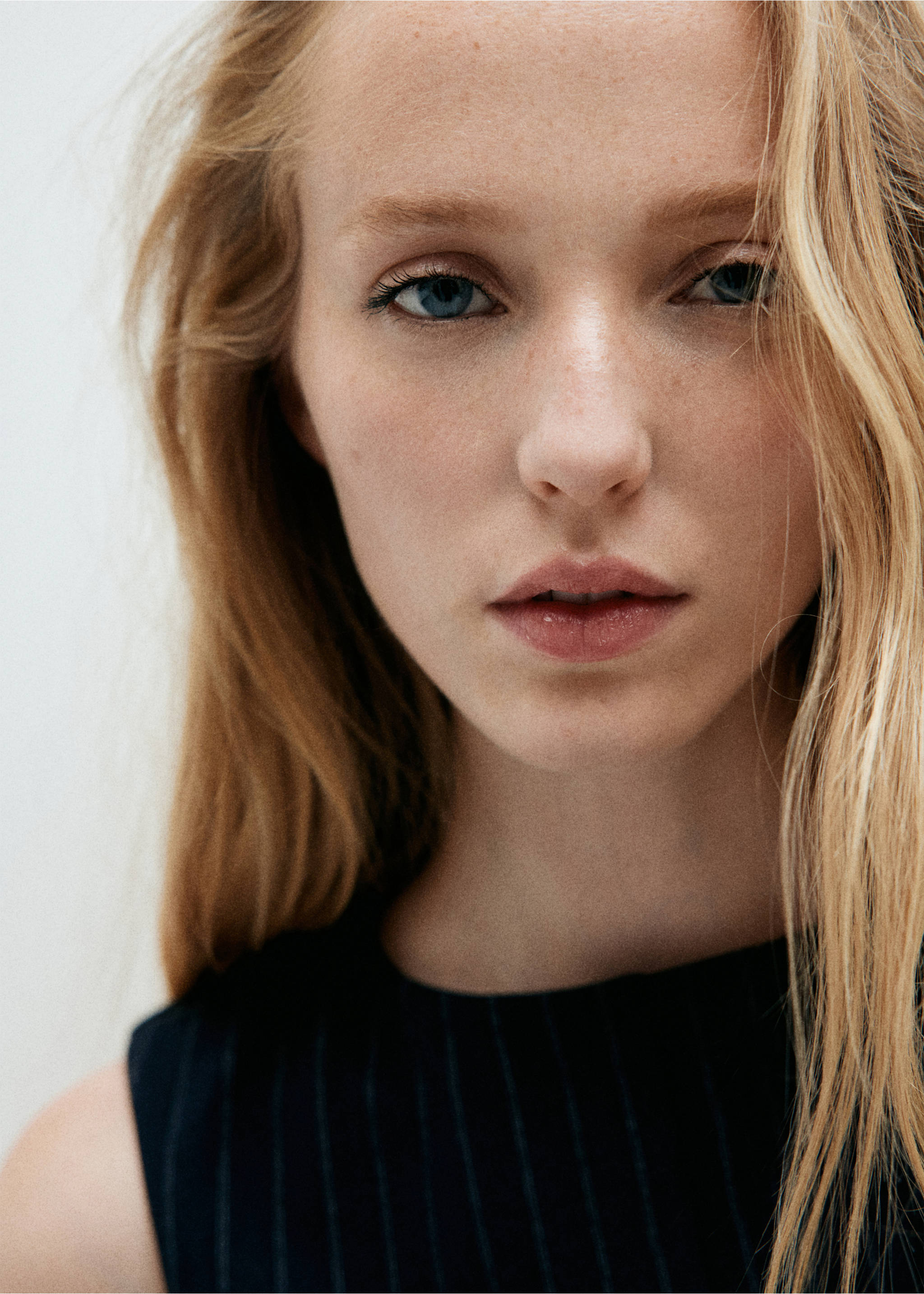 Pinstripe boat neck top - Details of the article 1, Navy. Ref: 37054078-00.