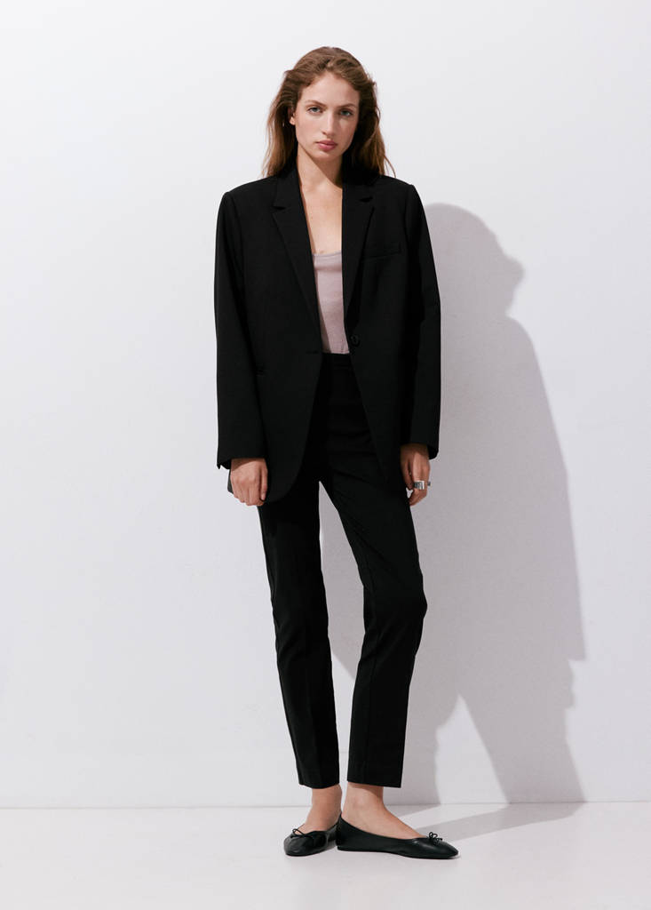 Straight-cut crop trousers — Black