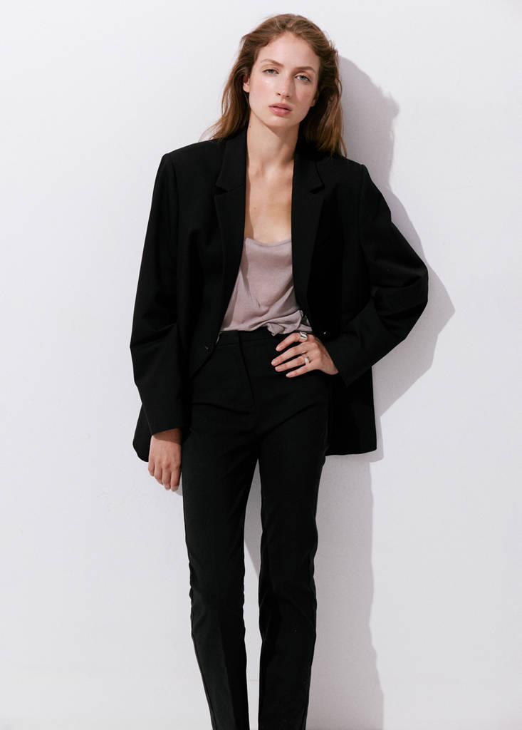 Straight-cut crop trousers — Black