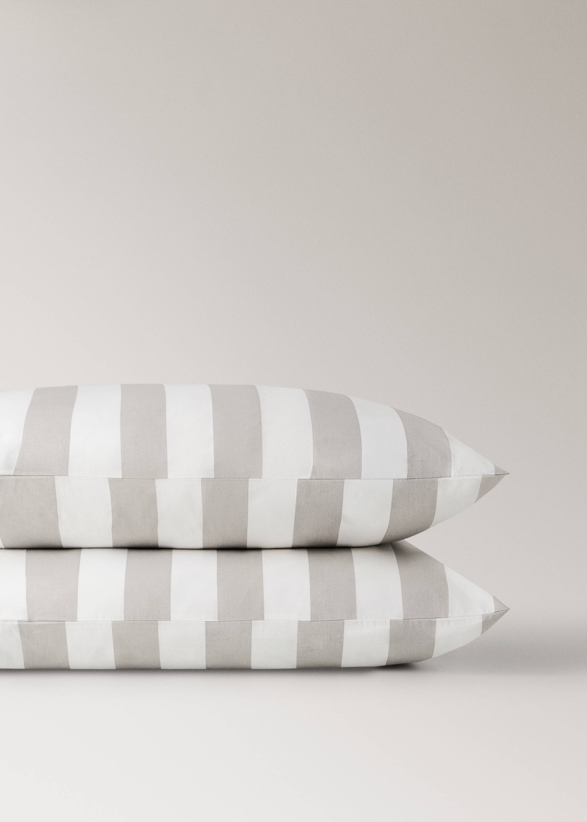 Two striped cotton pillowcases 50x75 cm - Details of the article 3