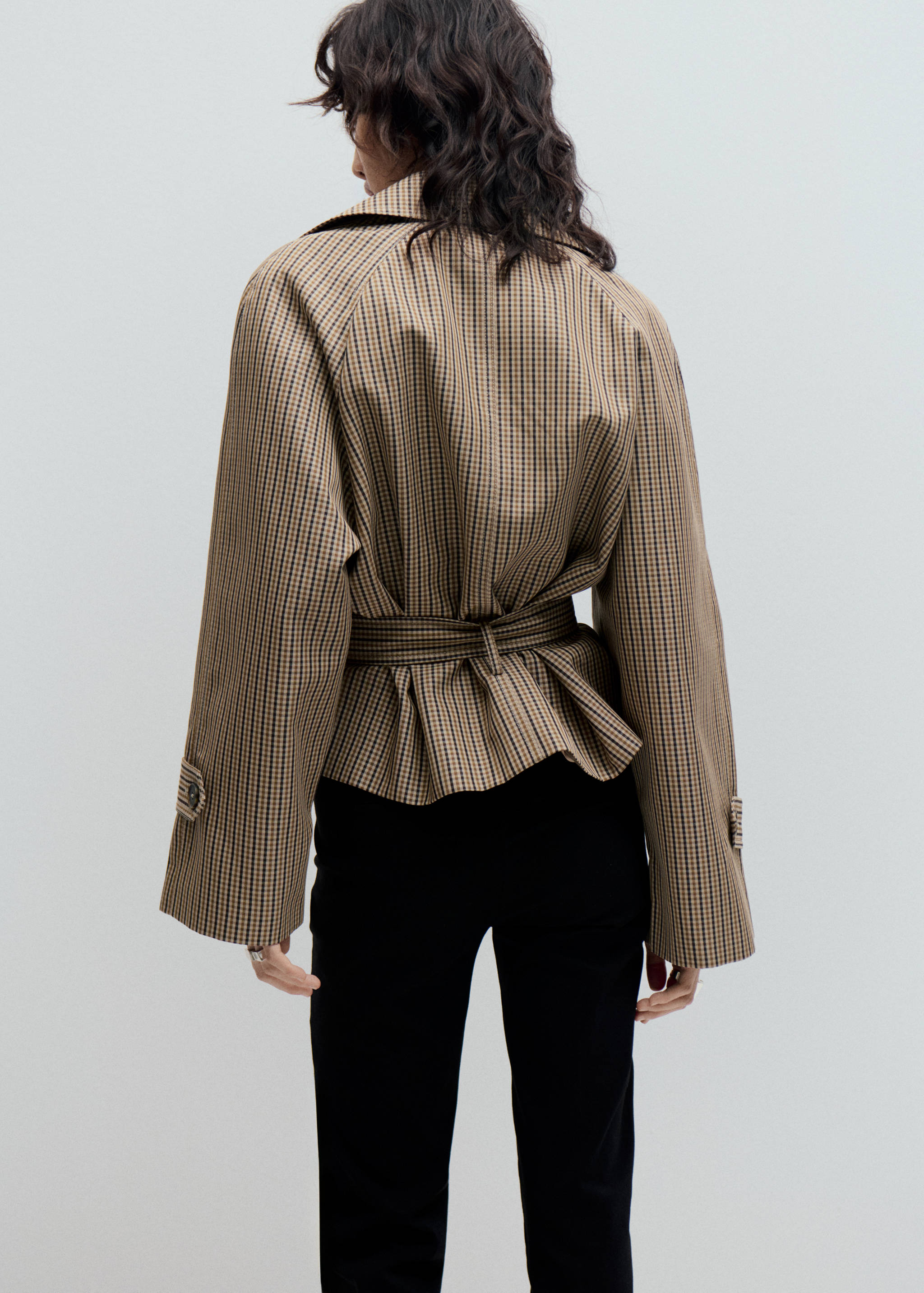Short checked trench coat with belt - Reverse of the article