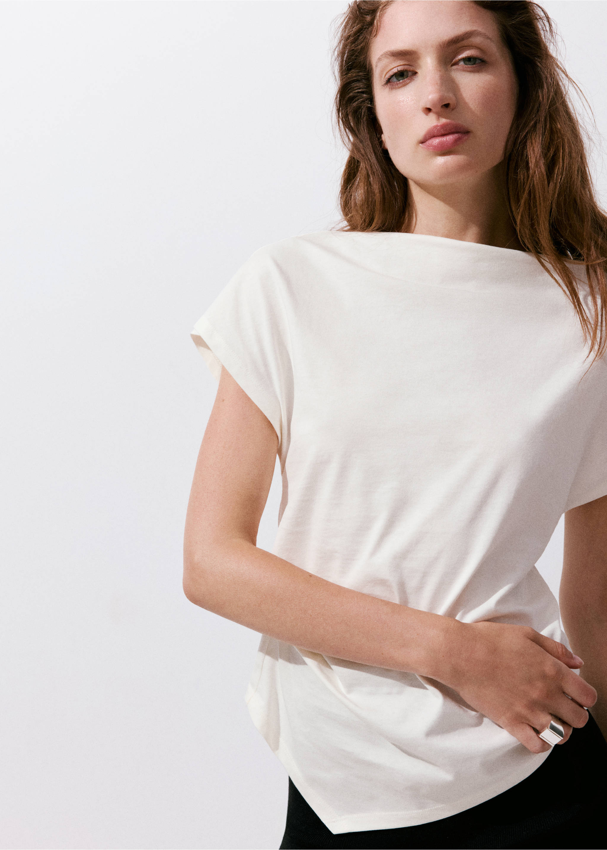Camiseta algodón bajo asimétrico - Detalle del artículo 1, Blanco roto. Ref: 37054110-00.