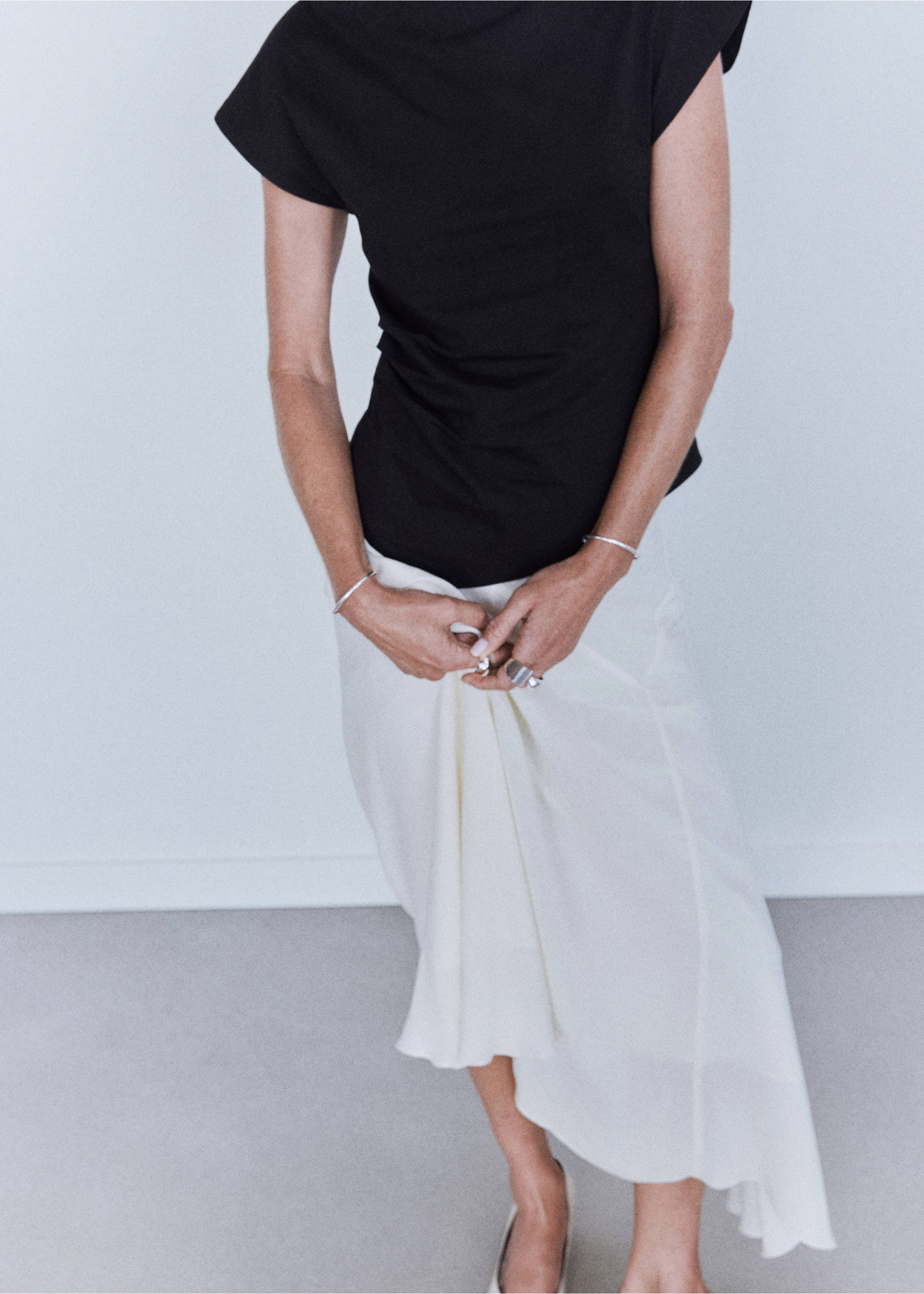 Cotton t-shirt with asymmetrical hem - Medium plane, Black. Ref: 37054110-00.