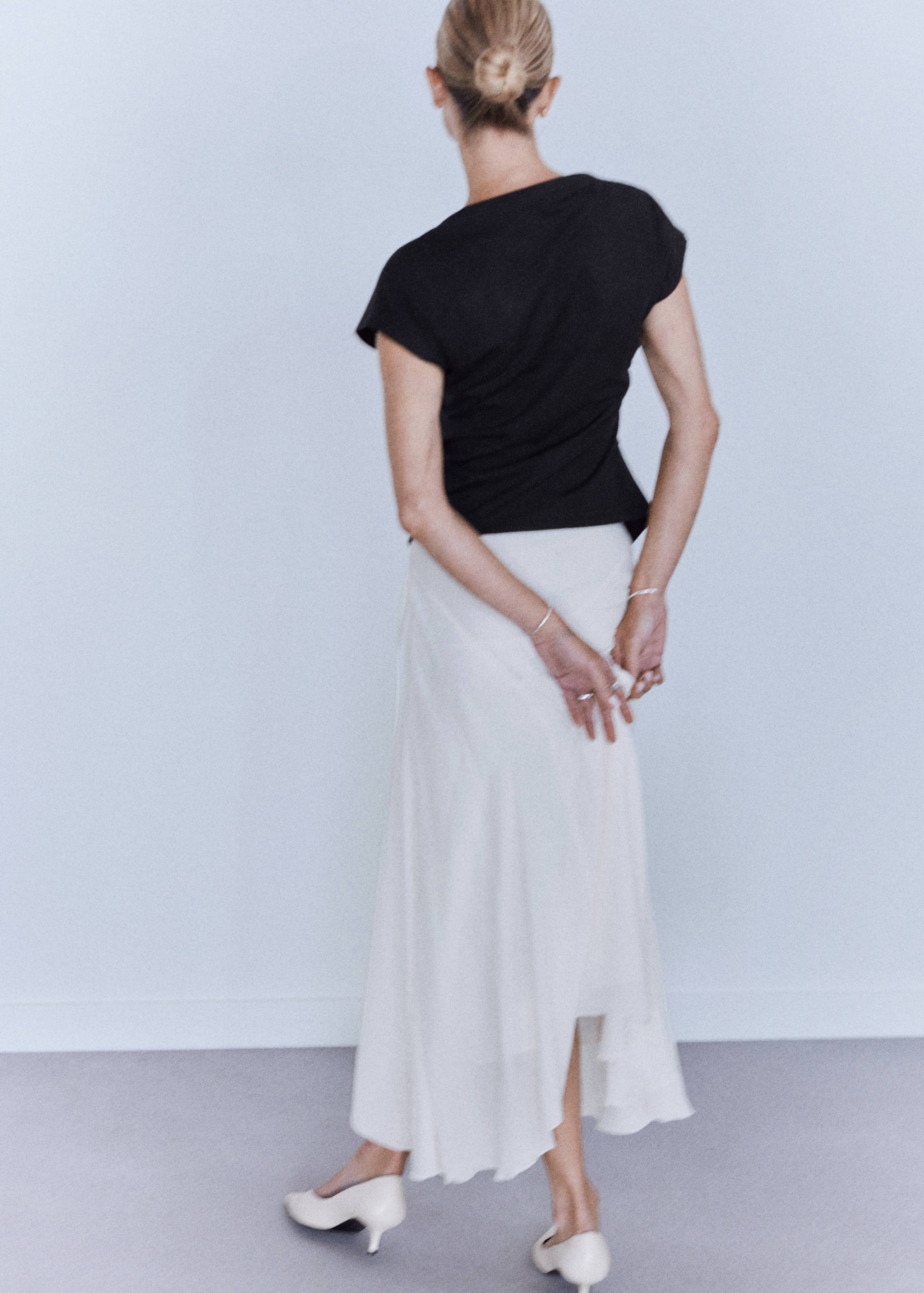 Cotton t-shirt with asymmetrical hem - Reverse of the article