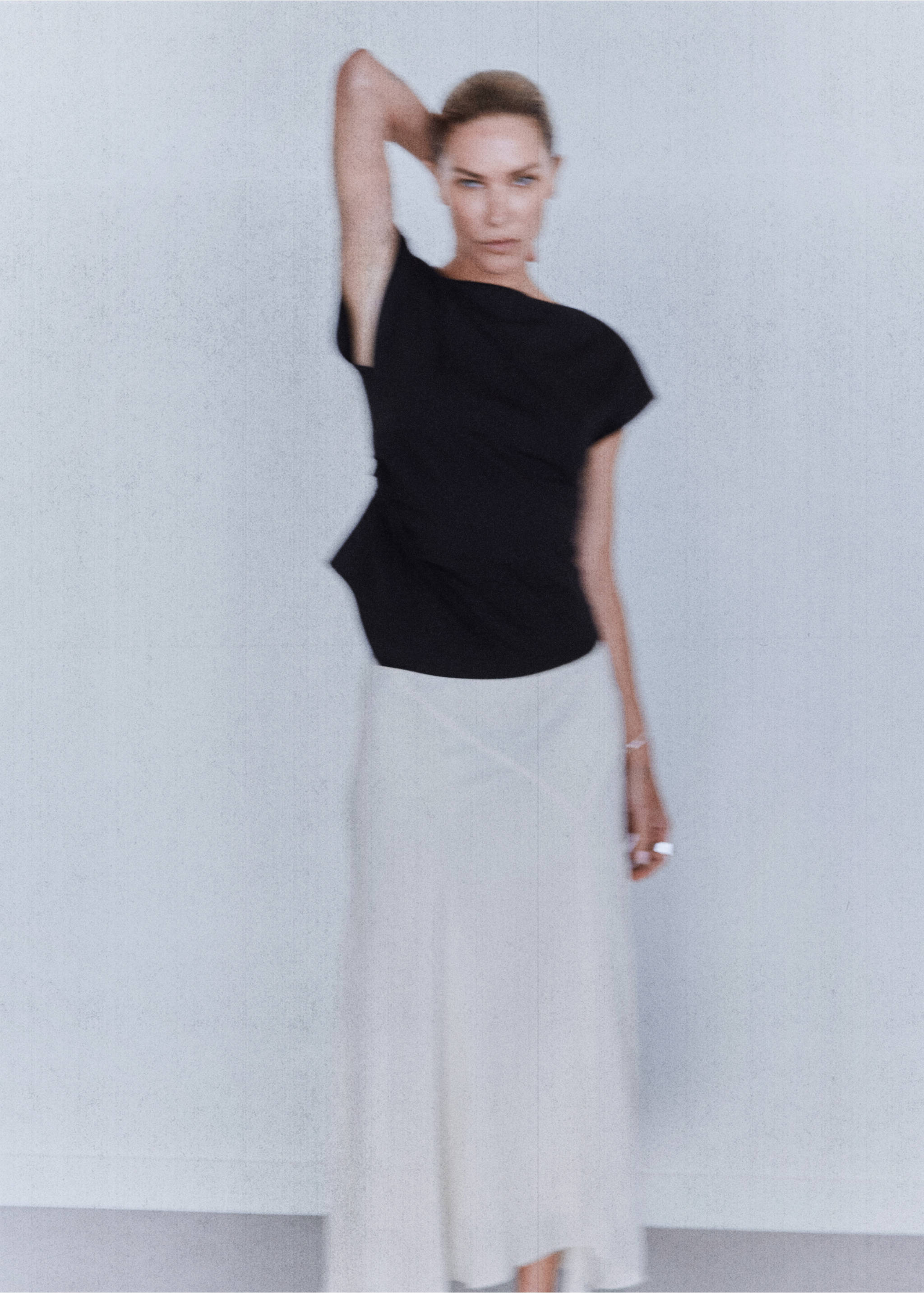 Cotton t-shirt with asymmetrical hem - Details of the article 1, Black. Ref: 37054110-00.